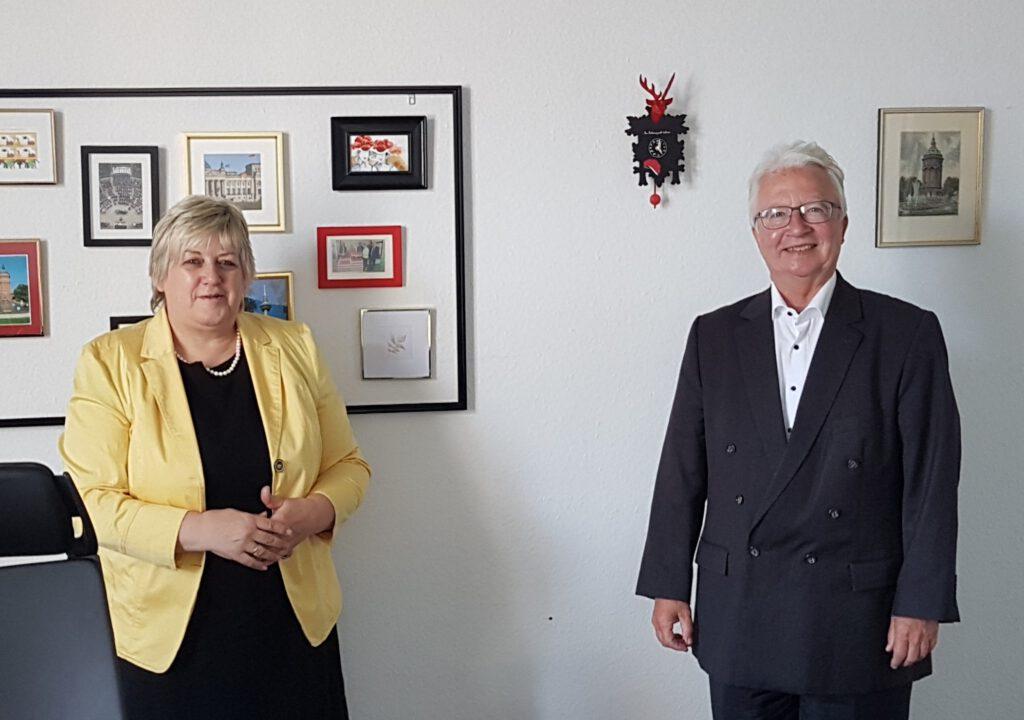 Die Bundestagsabgeordnete Kordula Kovac (l.) sprach mit Roland Hörner (r.) im Bundestag über politische Themen in Mannheim.